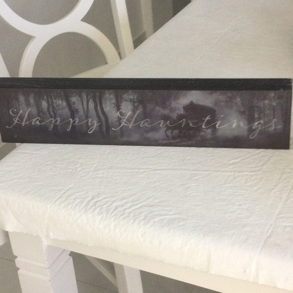 Ashland Black and Gray 'Happy Haunting' Decor